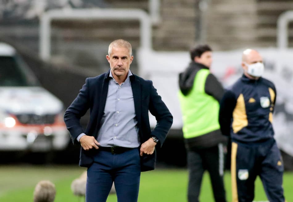 Sylvinho vê dois tempos distintos em derrota do Corinthians para o Bragantino: ‘Tivemos um decréscimo’