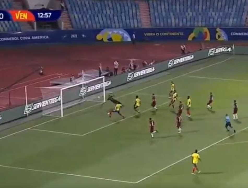 Yerry Mina perde gol inacreditável em jogo da Copa América