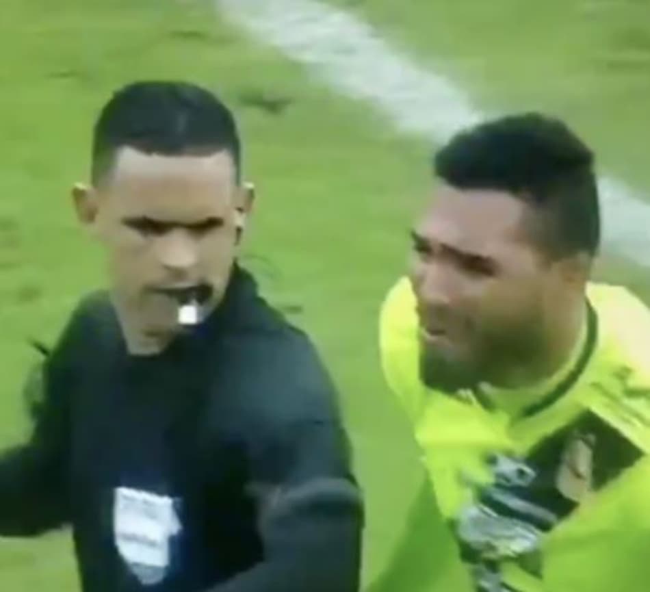 Empolgou? Feliz pelo título, goleiro levanta árbitro e causa cena inusitada em decisão; assista
