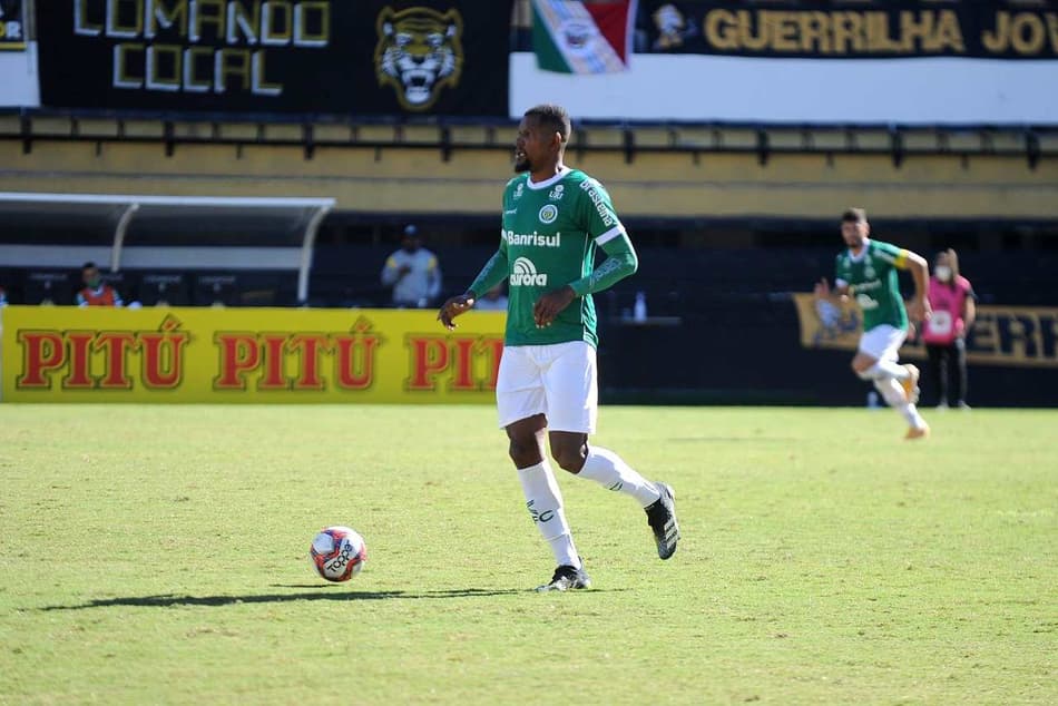 Léo Kanu alcança a marca de 50 jogos pelo Ypiranga e vibra: ‘Muito suor e persistência’
