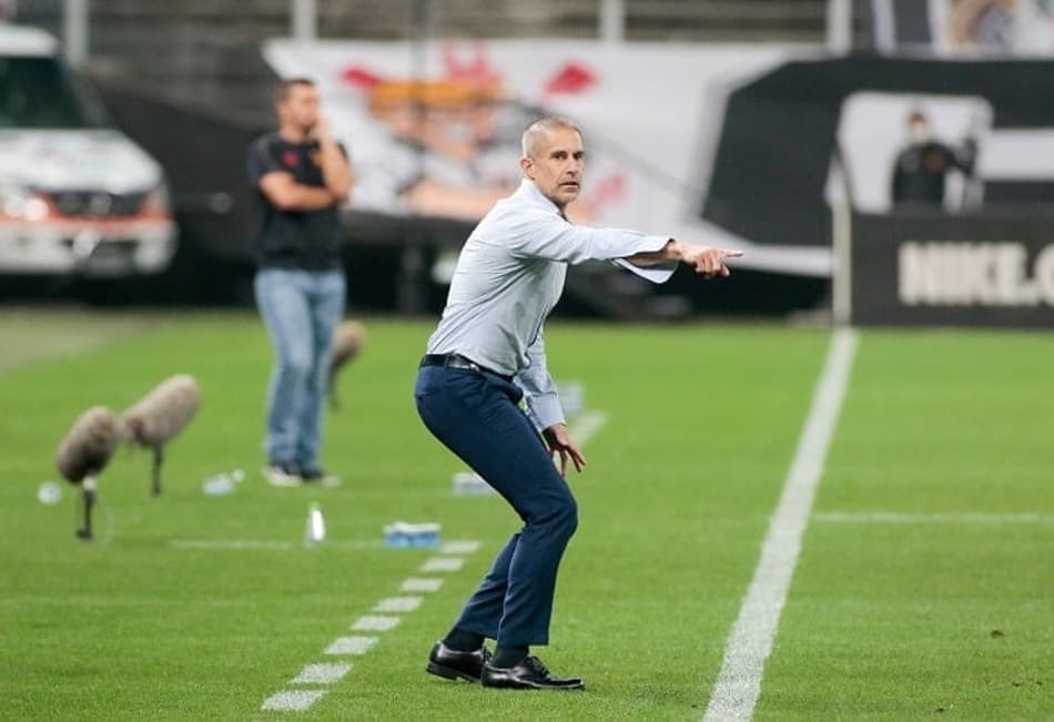 Sylvinho analisa sua primeira vitória em casa pelo Corinthians e explica alterações: ‘Estavam exaustos’