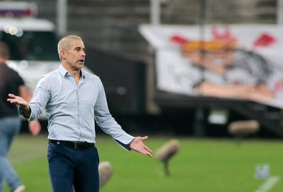 Sylvinho fala da ‘blindagem’ no elenco do Corinthians com a saída de Avelar: ‘É uma situação grave’