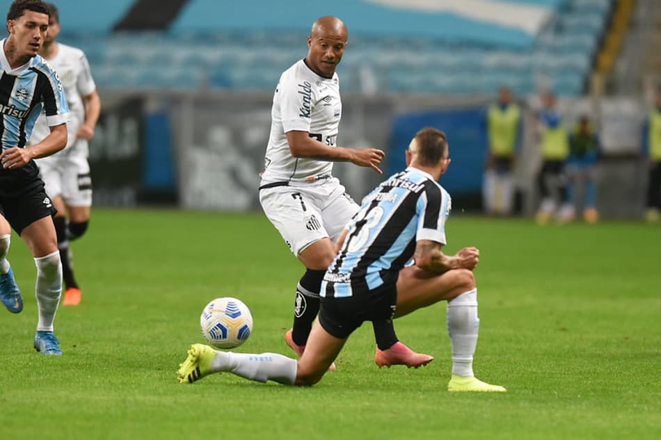 ATUAÇÕES: Carlos Sánchez volta e lidera o Santos em importante empate no Sul