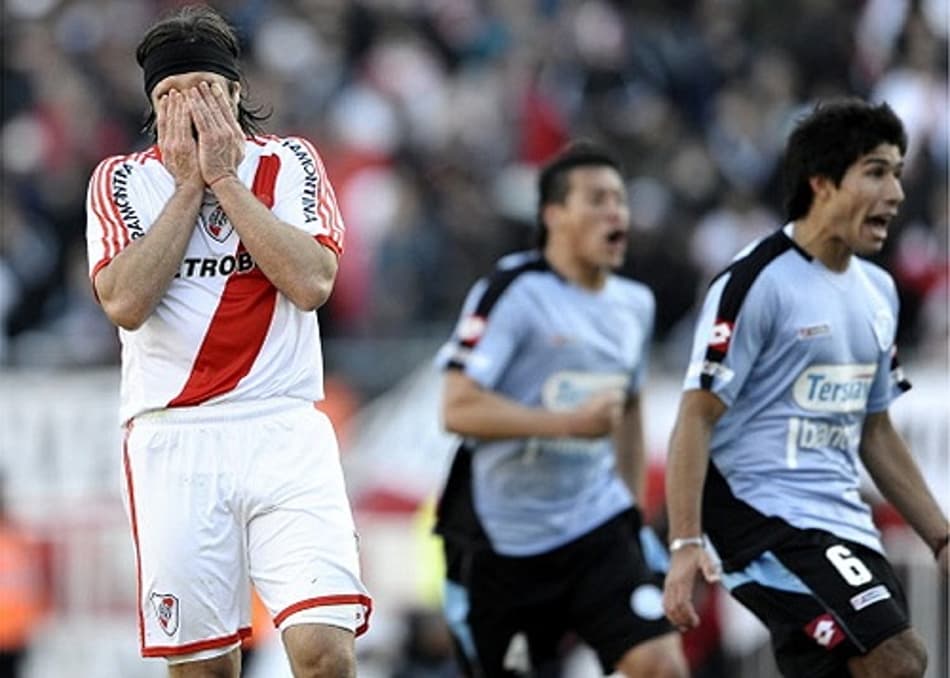Torcedores do Boca vão às ruas “festejar” dez anos do rebaixamento do River Plate; veja