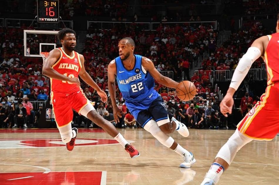 Imparável, Khris Middleton comanda vitória e Bucks retoma mando de quadra