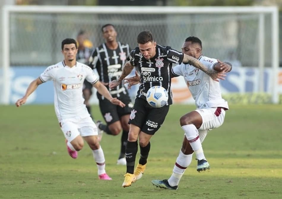 Sylvinho explica queda do Corinthians no segundo tempo, mas descarta aspecto físico