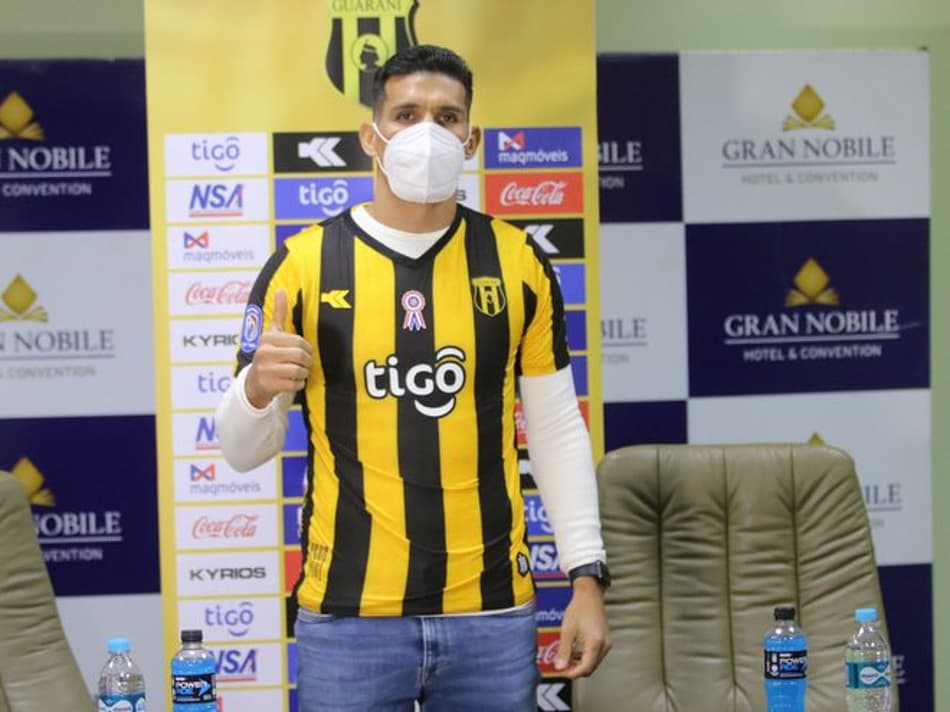 Marcos Cáceres, irmão de ex-Flamengo, é apresentado no Guaraní