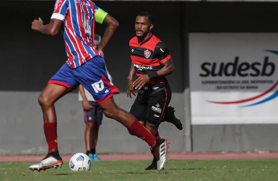 Crescendo no Vitória, Paulo Victor busca evolução e gols com o Leão da Barra em 2021