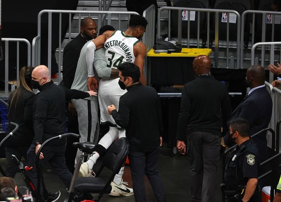 Antetokounmpo sofre lesão no joelho e tem retorno incerto