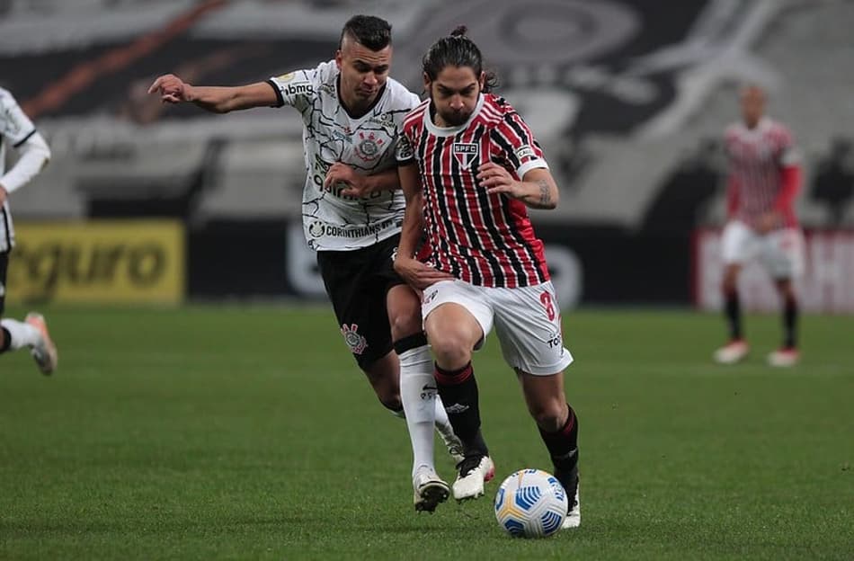 Análise: meio de campo do São Paulo rende pouco e compromete o ataque da equipe contra o Corinthians