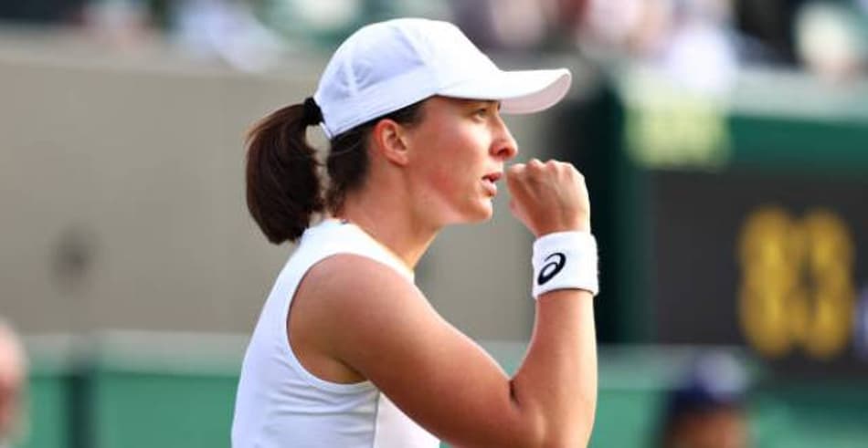 Iga Swiatek vibra em vitória contundente em Wimbledon