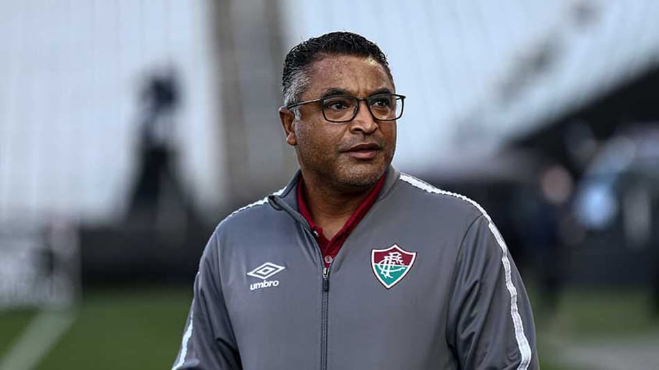 Roger explica opção por Cazares e exalta segundo tempo do Fluminense no Fla-Flu: ‘Fomos premiados”