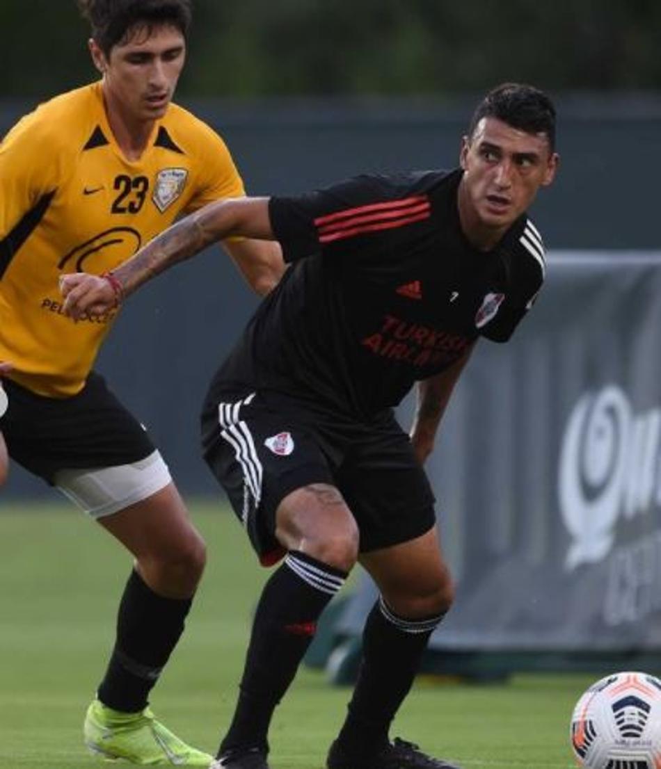Atacante do River Plate dá drible desconcertante em rival durante amistoso; confira