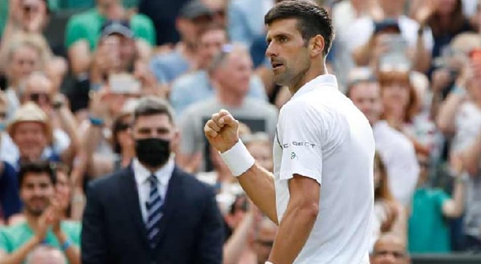 Djokovic vai à 10ª semi em Wimbledon e alcança 100ª vitória na grama