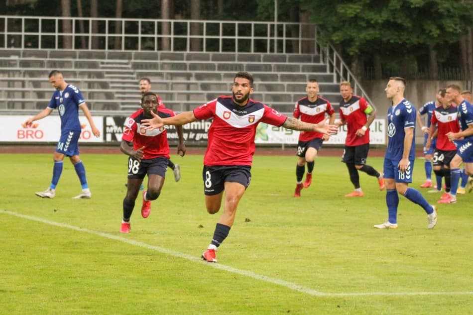 Henrique Devens se transfere para o Daitana, da primeira divisão da Lituânia, e estreia marcando gol