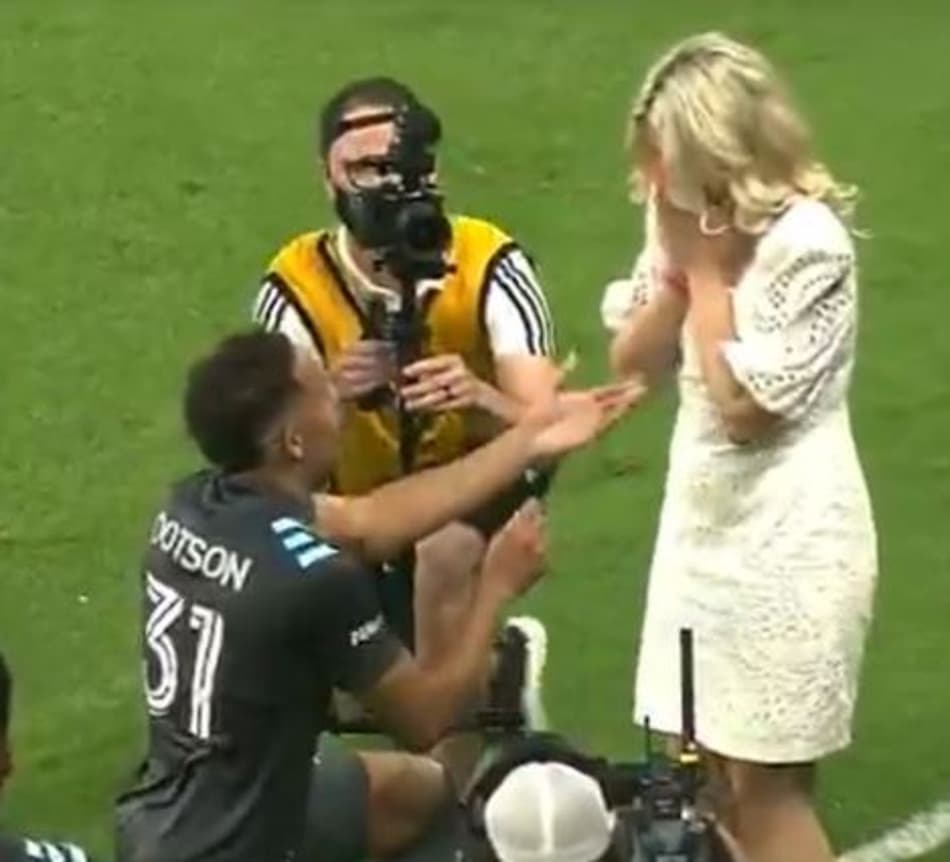 Existe amor nos EUA! Jogador pede namorada em casamento após jogo da MLS