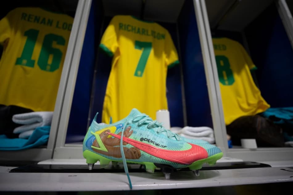 Chuteira usada por Richarlison contra o Peru vai a leilão por causa nobre