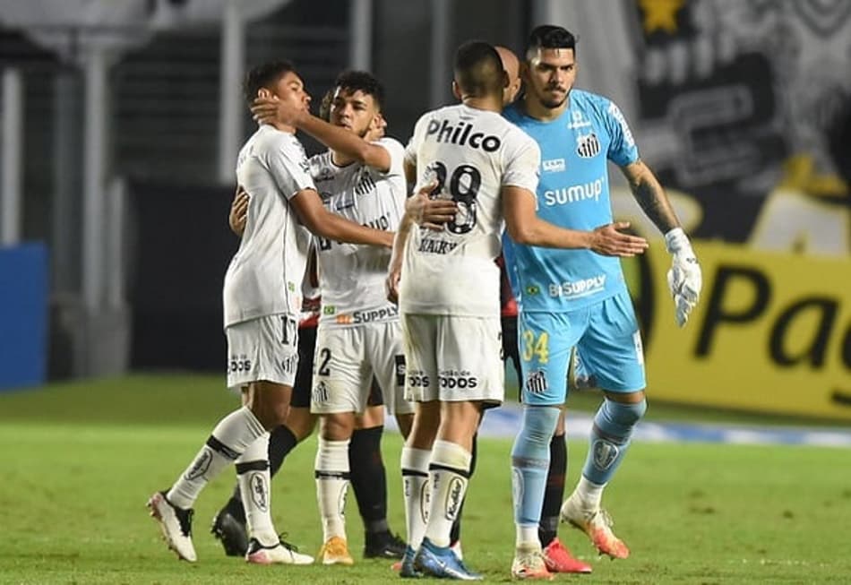 Santos vence o Athletico-PR na Vila e entra no G6 do Brasileirão