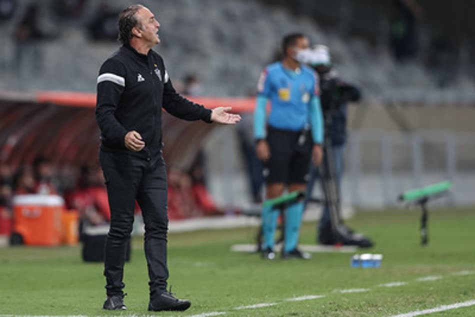 ‘Não posso ficar com medo da imprensa ou de comentários’, diz Cuca sobre mudar o time após vitória diante do Flamengo