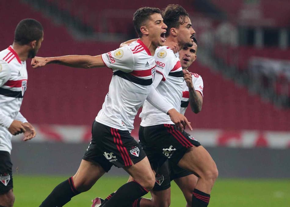 Igor Gomes marca de voleio, São Paulo bate o Inter e vence a primeira no Brasileirão