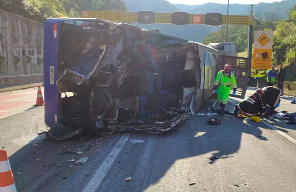 VÍDEO: Ônibus de time Umuarama futsal tomba em rodovia e duas pessoas morrem