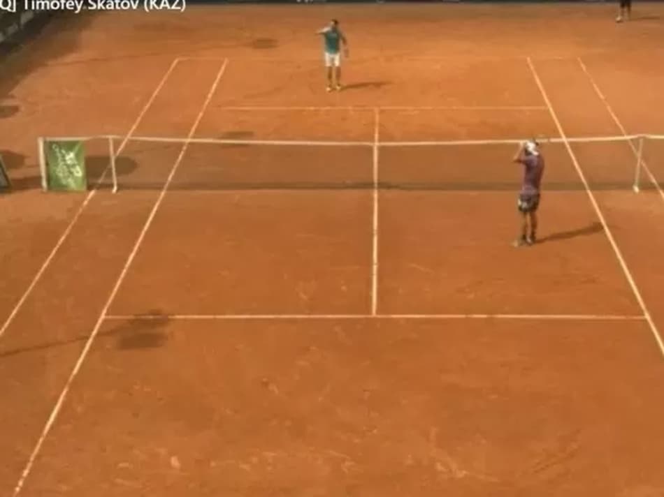 Tenista perde a cabeça após derrota e quebra painel de vidro com raquetada; vídeo