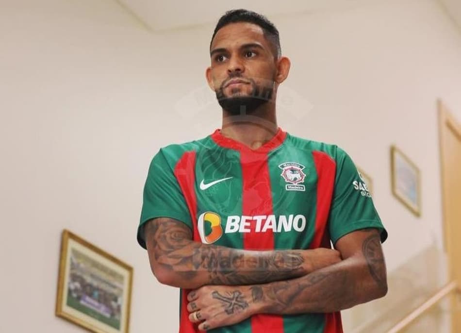 Vitor Costa assina com o Marítimo e quer fazer história no time português