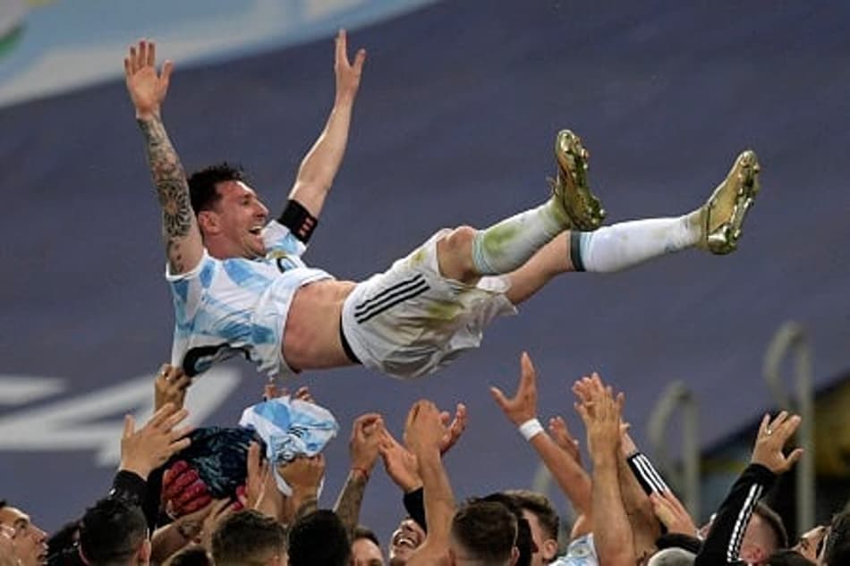 VÍDEO: Messi não larga a taça da Copa América após conquista no Maracanã sobre o Brasil