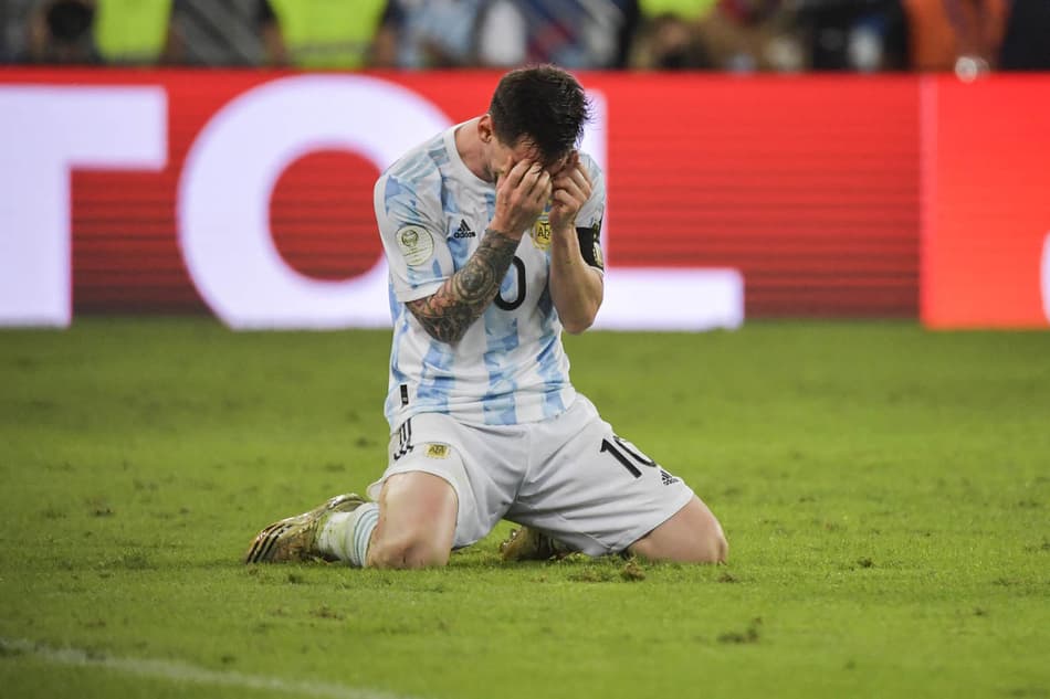 Lionel Messi sofre entrada criminosa em jogo da Argentina; assista