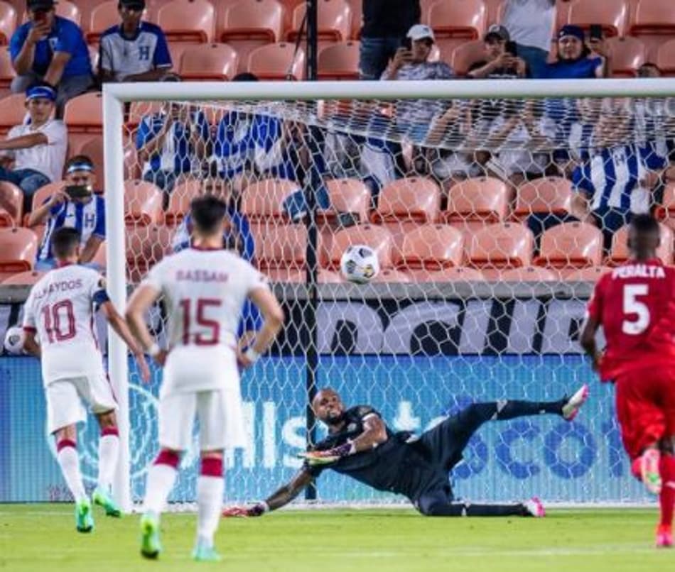 É você, Loco Abreu? Jogador faz gol de cavadinha na Copa Ouro; assista