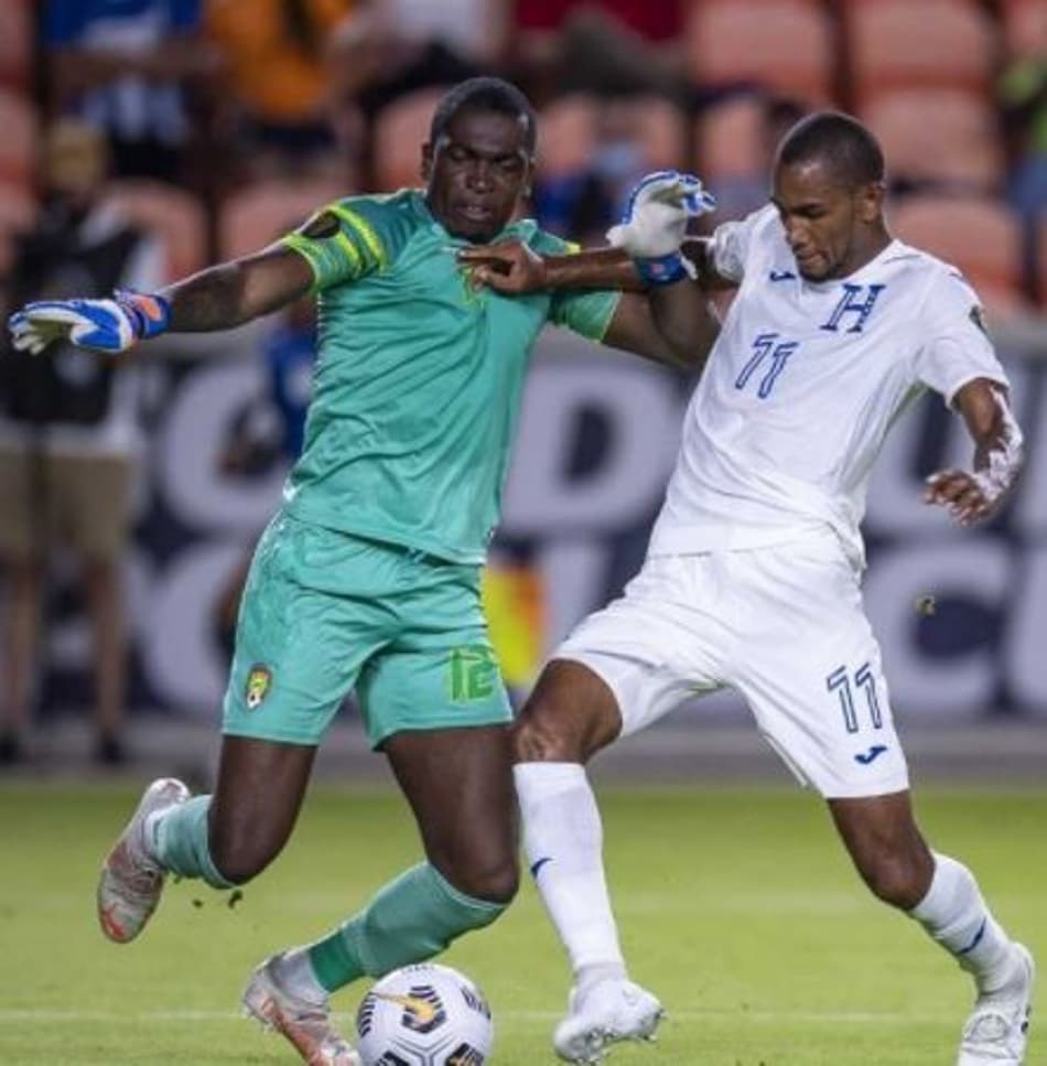 Goleiro comete falha grotesca na Copa Ouro e entrega o gol; veja o lance
