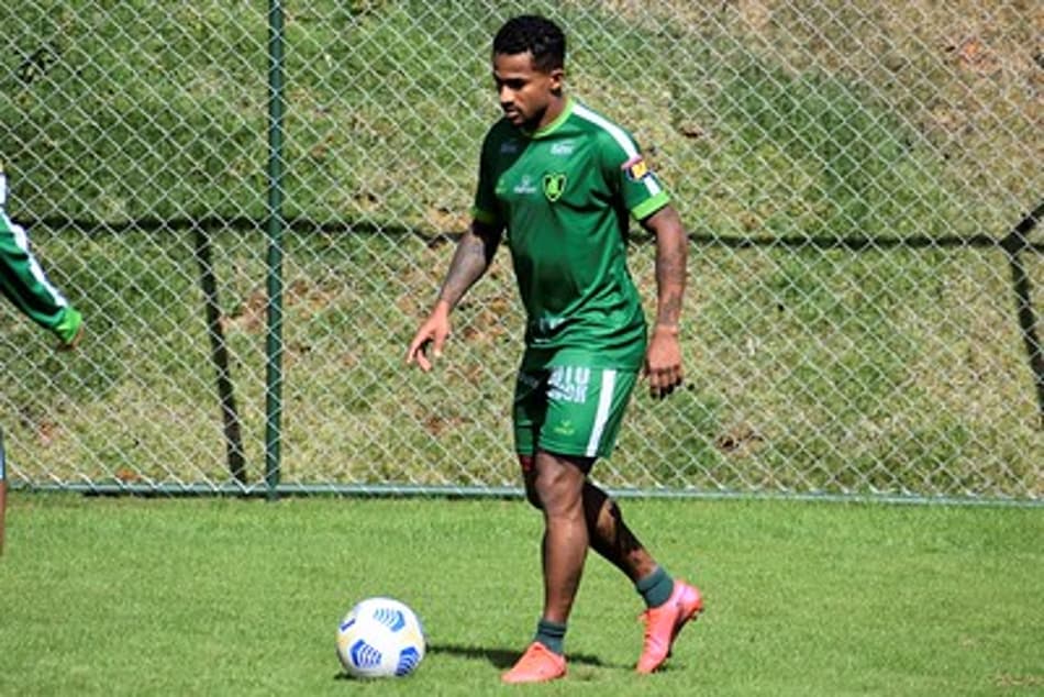 Eduardo nega problemas na lateral e aponta diferenças entre ele e Diego Ferreira: ‘ sou mais agressivo no ataque e ele constrói mais as jogadas