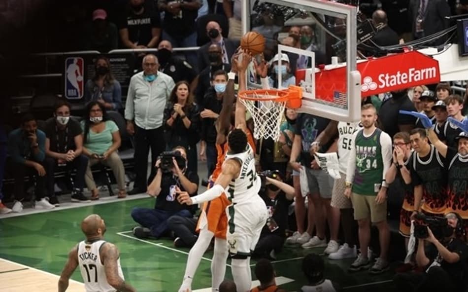 “Pensei que tomaria enterrada de Ayton”, conta Antetokounmpo sobre toco