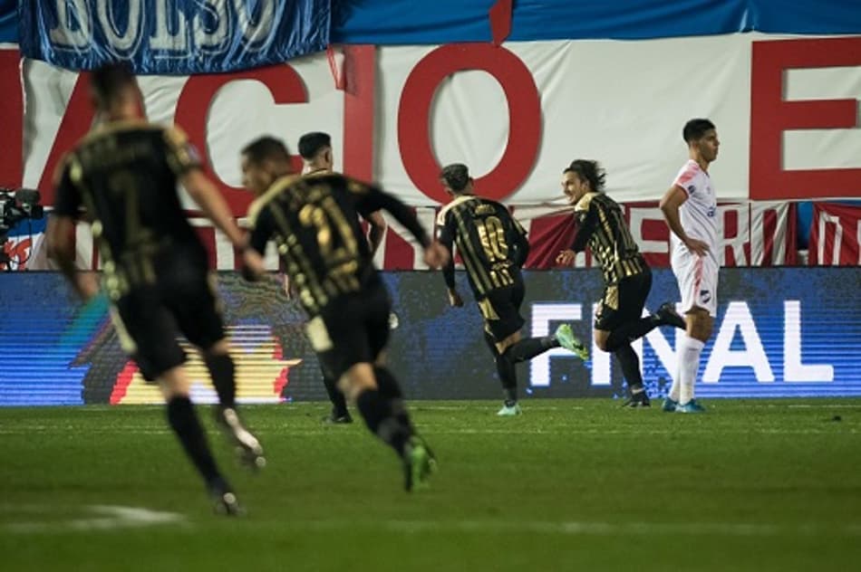 Peñarol é superior e vence Nacional no jogo de ida do clássico uruguaio pela Sul-Americana