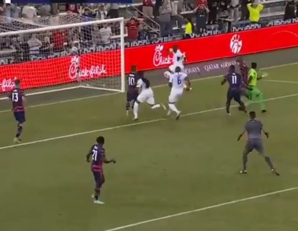 Nem Oséas faria! Zagueiro tenta cortar e faz um golaço contra histórico; assista