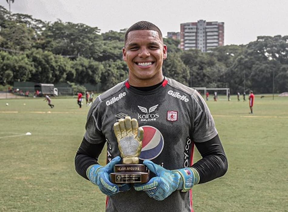 Paredão! Goleiro do rival do Athletico na Sul-Americana recebe prêmio na Colômbia