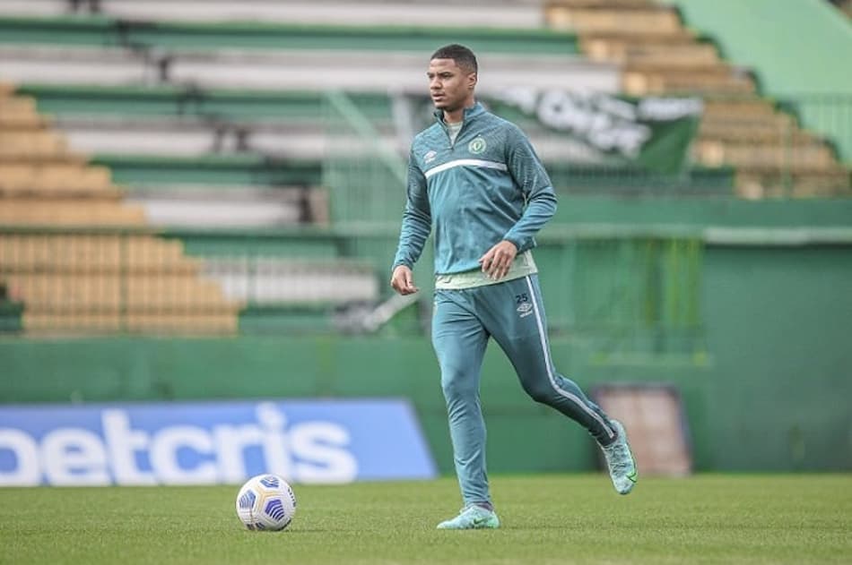 Derlan comemora semana de treinos e manutenção de três zagueiros na Chape