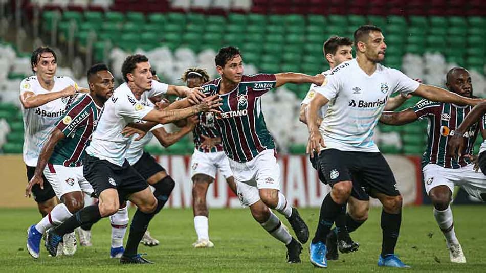 Grêmio faz de pênalti no fim, vence o Fluminense e deixa a lanterna do Brasileirão