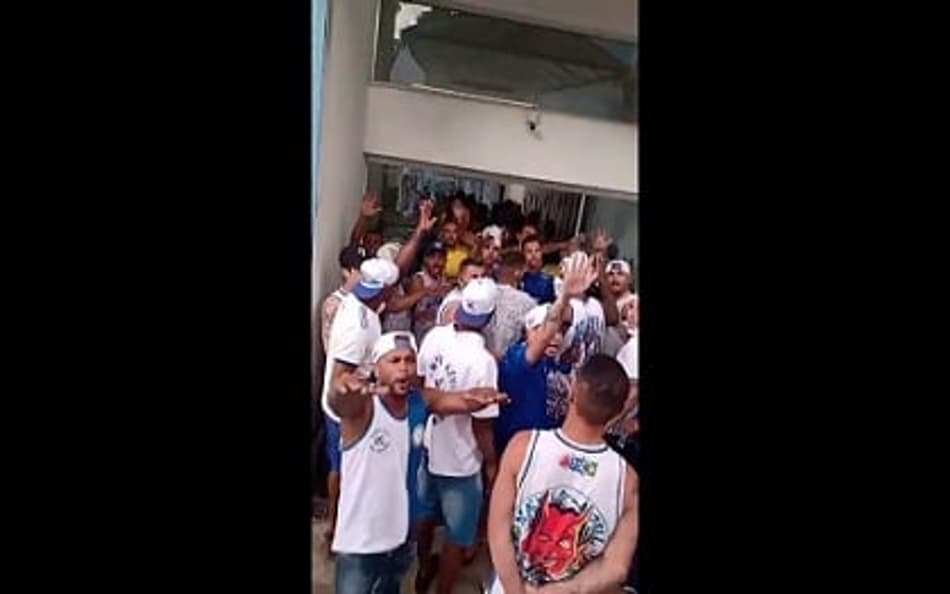 Torcedores de uma organizada invadem a Toca da Raposa e cobram jogadores do Cruzeiro