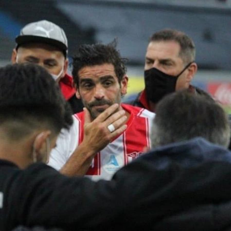 Futebol em luto! Jogador uruguaio morre aos 38 anos