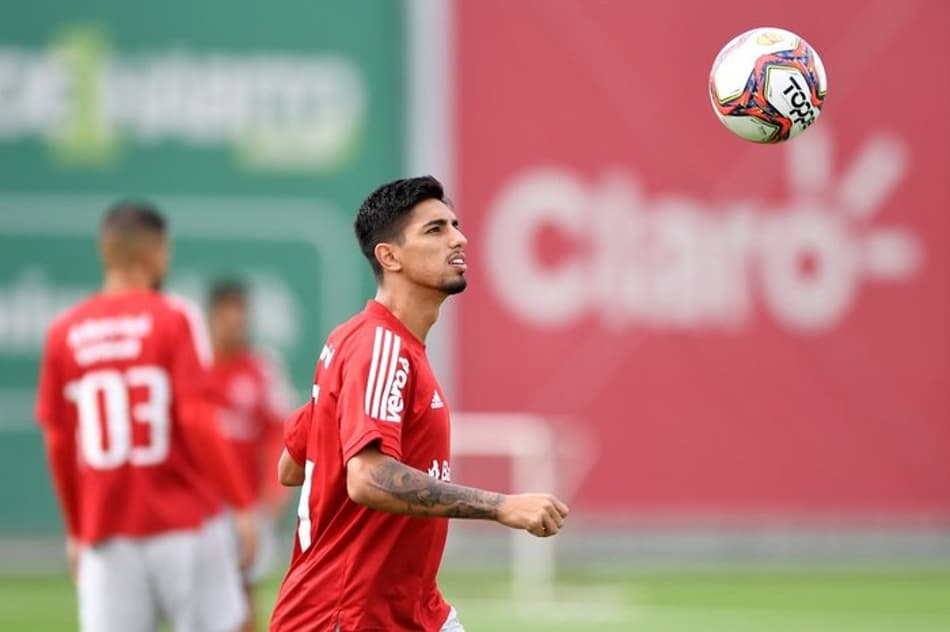Sem espaço com Mano, Internacional fecha saída de defensor para o futebol polonês