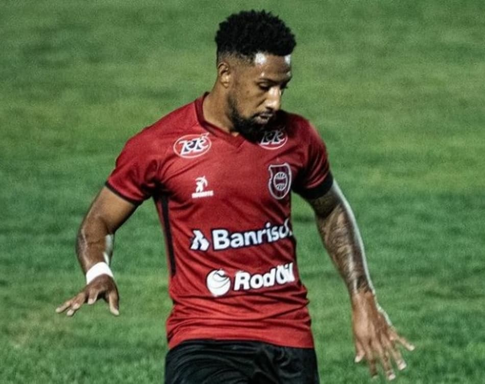 Lateral-direito Vidal vê futuro em aberto e projeta próxima temporada