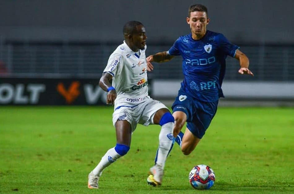 De volta ao time titular, Yago fala sobre disputa por posição no ataque do CSA