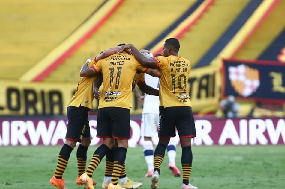 Em partida eletrizante, Barcelona elimina o Vélez Sarsfield na Libertadores