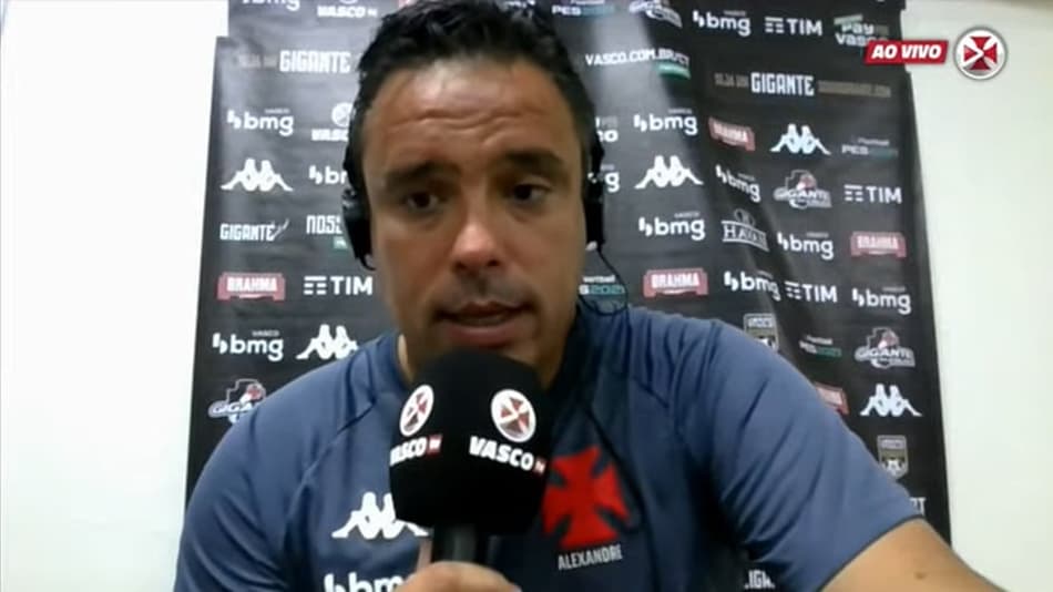 Técnico interino do Vasco pondera gramado ruim, mas reclama da arbitragem: ‘Foi pênalti no Cano’