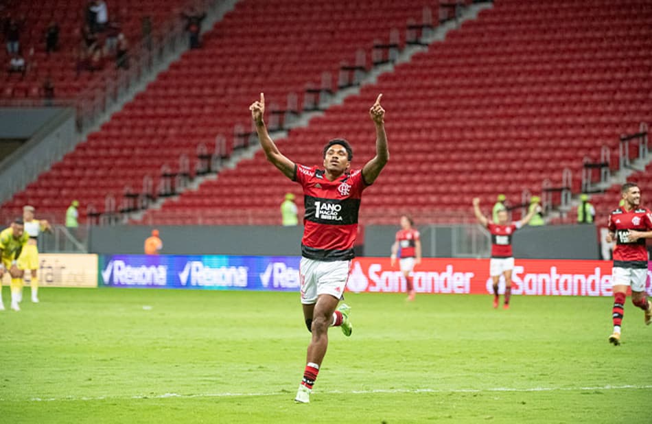 Vitinho iguala melhor marca de gols pelo Flamengo e já é um dos três mais efetivos do elenco; veja números