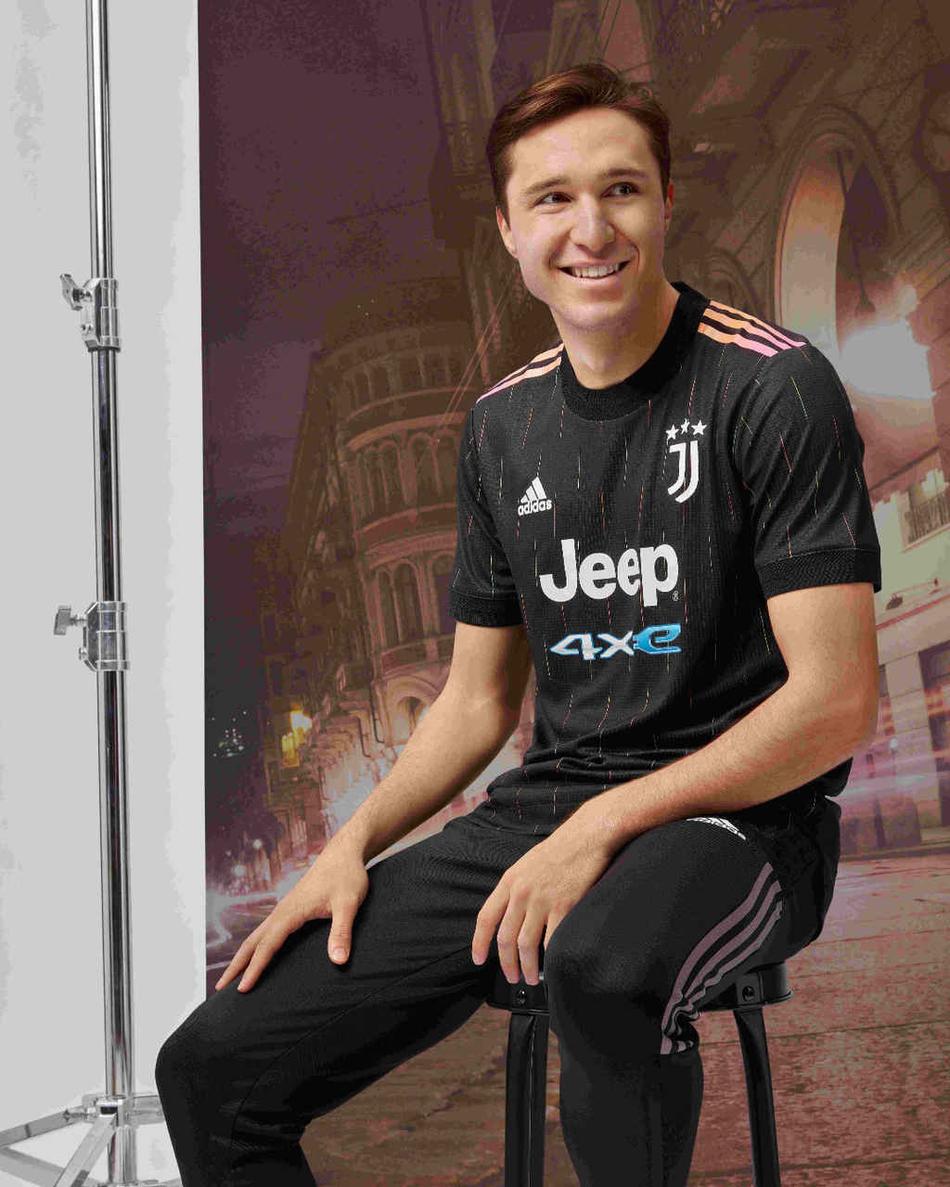 Juventus apresenta o novo uniforme reserva para a temporada; confira