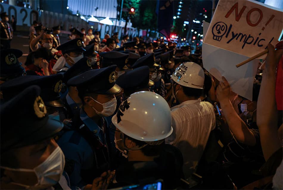 Manifestantes protestam contra os Jogos Olímpicos de Tóquio e têm confronto com a Polícia