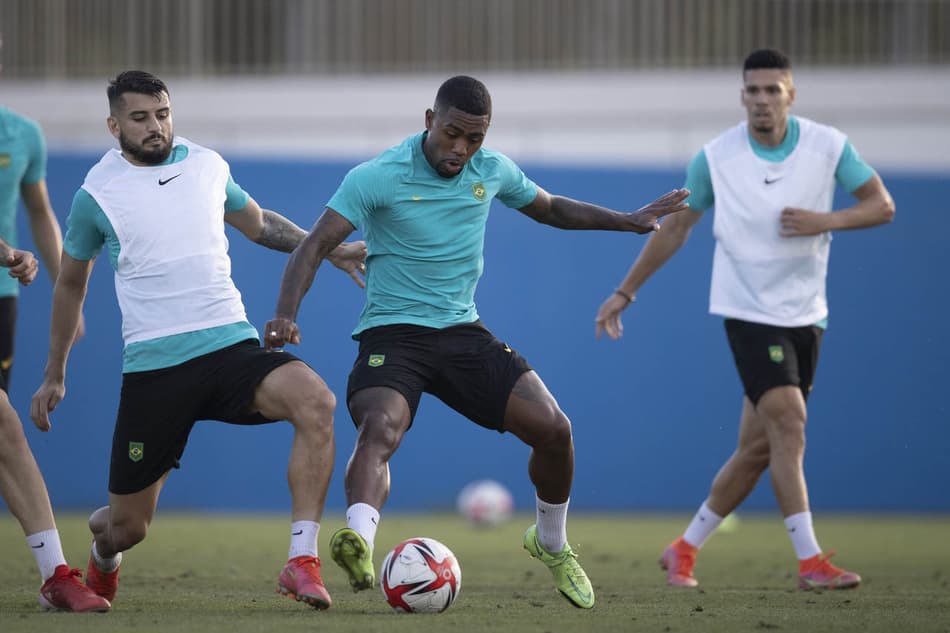 Seleção masculina inicia preparação para duelo com a Costa do Marfim; titulares fazem trabalho regenerativo