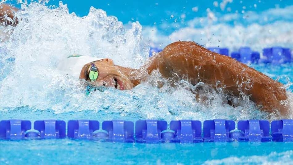 Felipe Lima bate recorde pessoal e avança às semifinais na natação